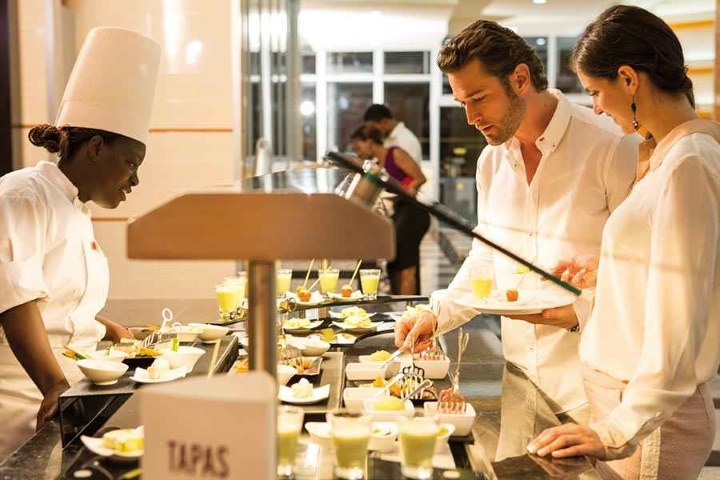 Uncover Montego Bay's all-inclusive resorts, a paradise for every traveler. Immerse in family fun or savor adults-only tranquility. 